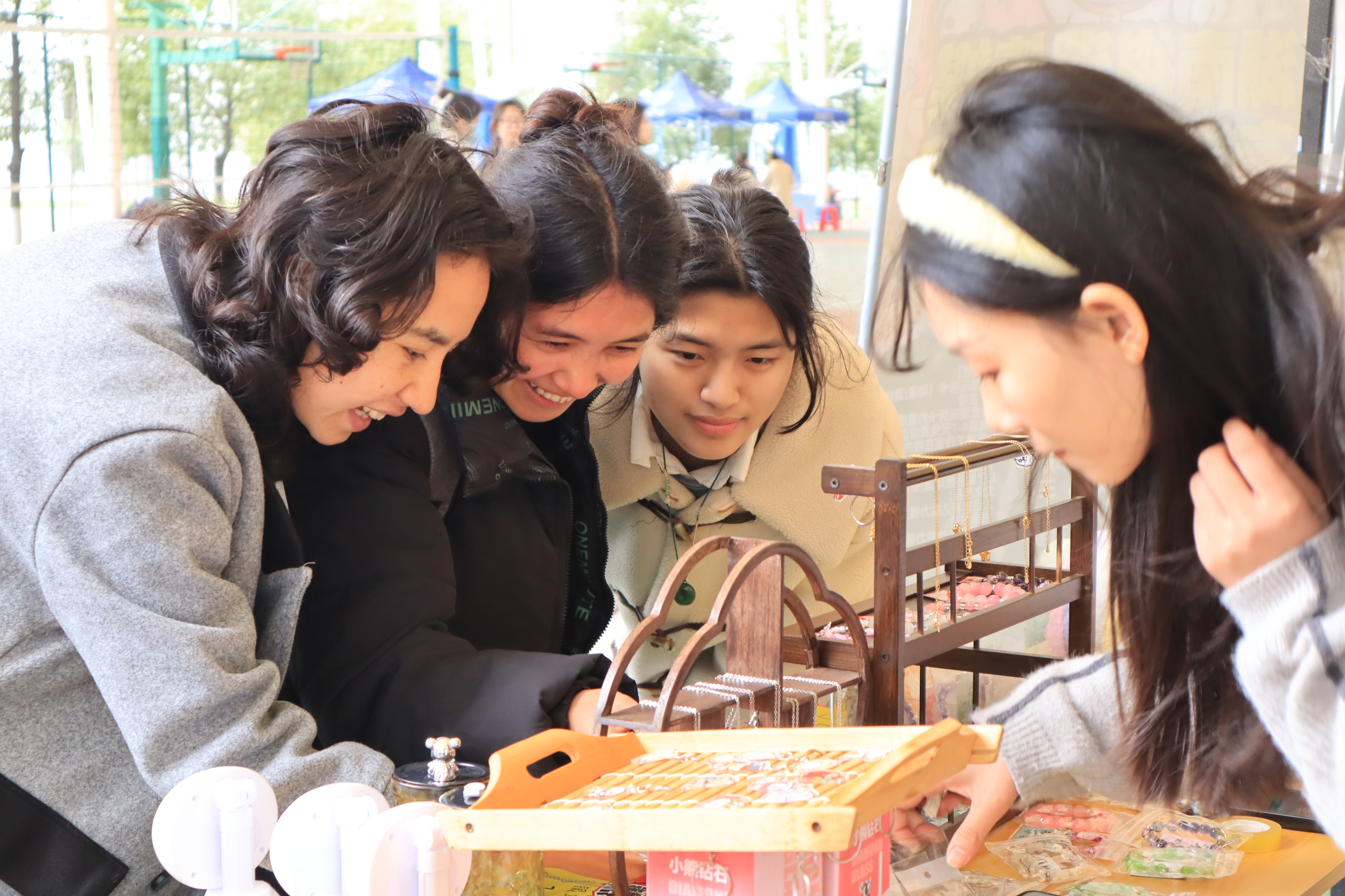 3月7日,伟德官网女大学生创新创业“实战演练”火热开展